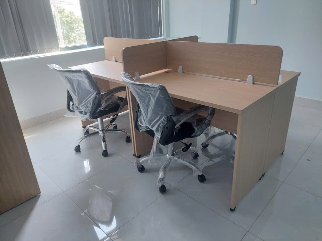 Bàn làm việc gỗ MFC giá rẻ phù hợp với văn phòng mới