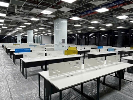 Cụm bàn làm việc sử dụng những mẫu vách ngăn nào