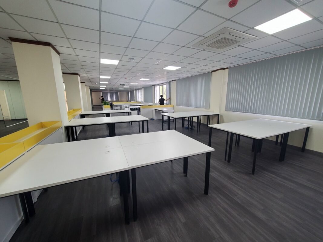 Thiết kế nội thất văn phòng đẹp với bàn làm việc 1m6