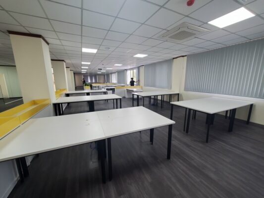Thiết kế nội thất văn phòng đẹp với bàn làm việc 1m6