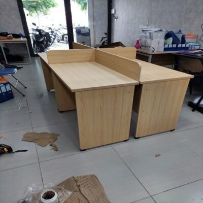 Thiết kế nội thất văn phòng với bàn làm việc nhóm giá rẻ